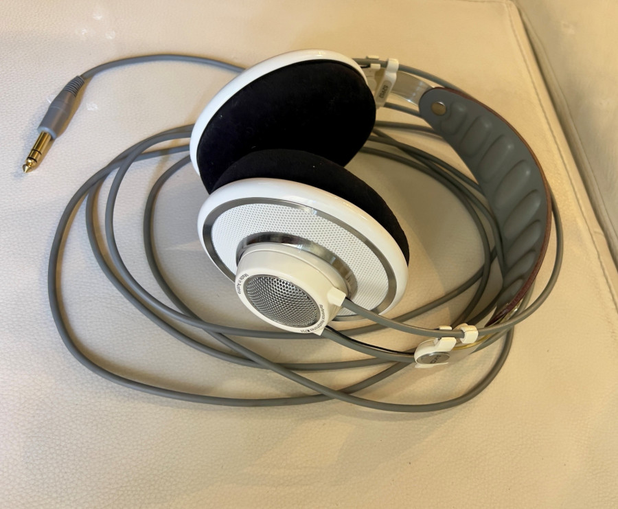 akg1.jpg