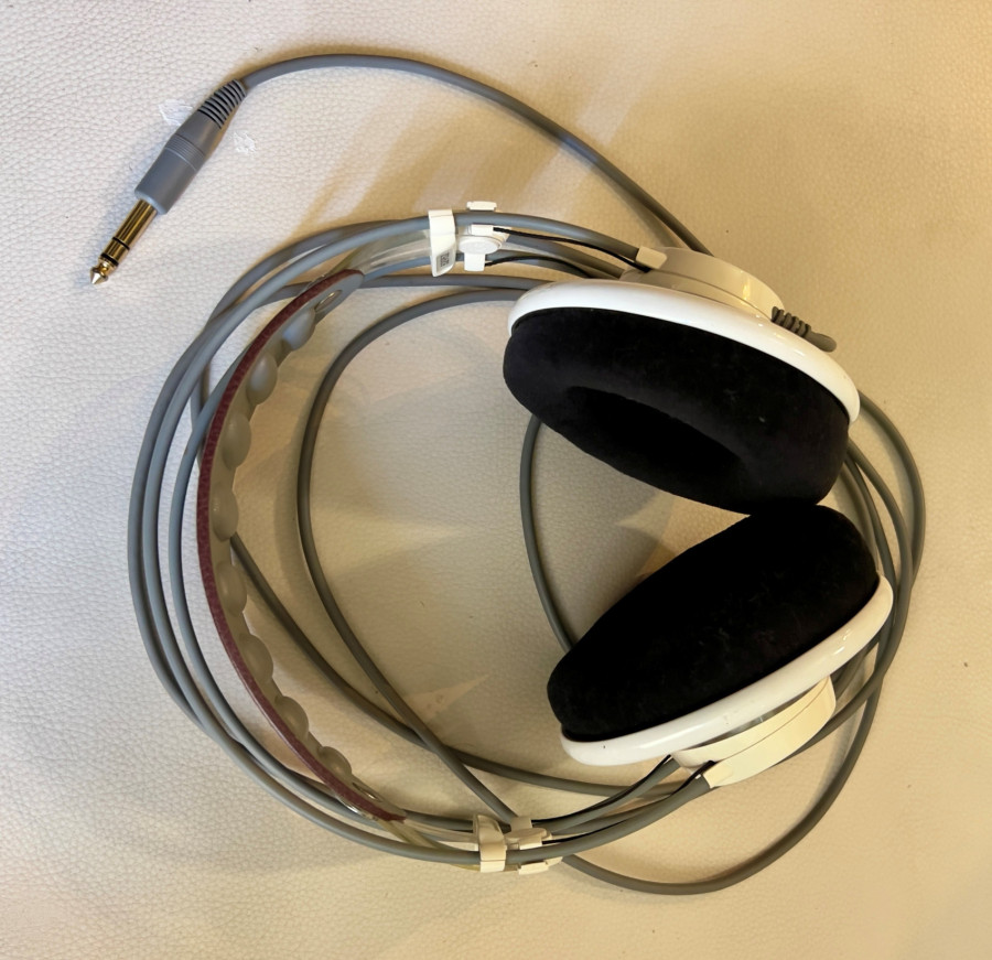 akg2.jpg