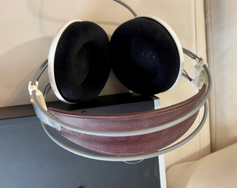akg3.jpg