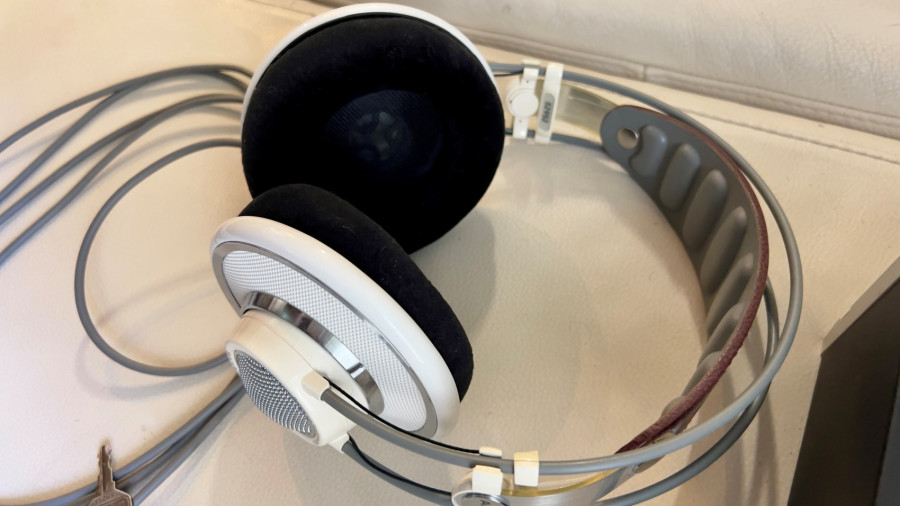 akg4.jpg