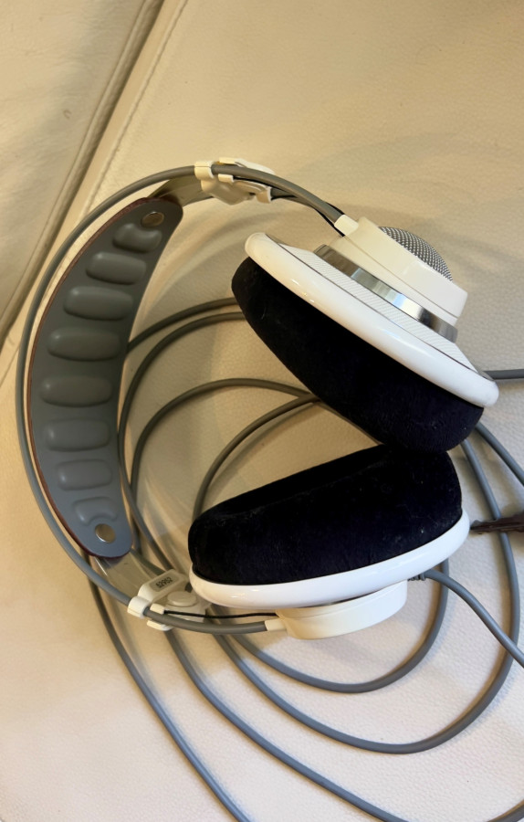 AKG8.jpg
