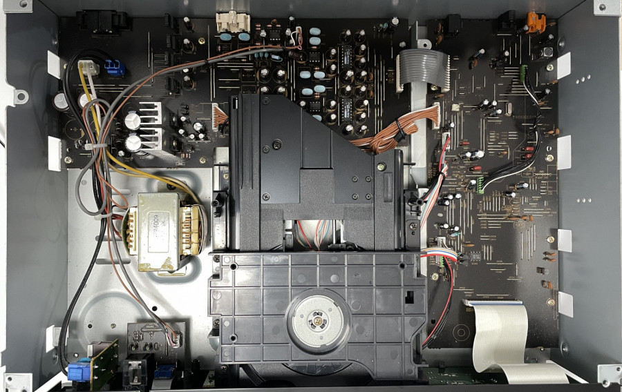 Denon DCD-1450AR vnitřek.JPG